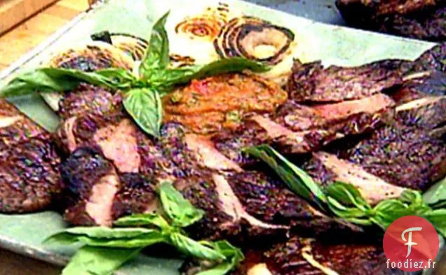 Steak de New York Grillé avec Salsa Rôtie au Feu et Champignons Grillés et Asperges