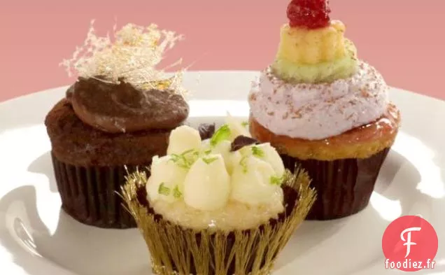 Cupcakes aux Amandes avec Glaçage à la Framboise, Meringue Suisse et Gâteaux aux Amandes Empilés