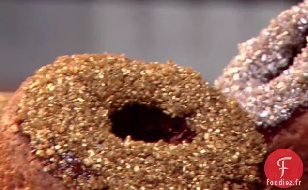 Beignets Décadents avec Glaçage Blanc et Chocolat