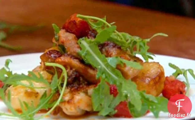 Cuisses de Poulet Croustillantes et Collantes avec Pommes de Terre Nouvelles Écrasées et Tomates