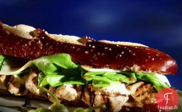 Sandwich au Poulet Grillé sur Baguette de Bretzel à la Moutarde aux Agrumes