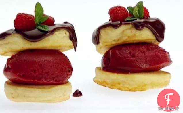 Mini Crêpes au Sorbet Framboise et Sauce au Chocolat