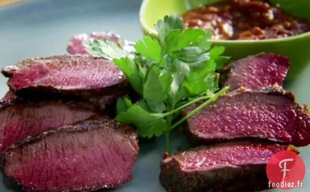 Longe d'Agneau avec Glaçage Épicé aux Dattes