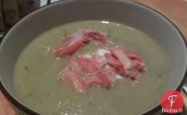 Soupe aux Asperges et Pommes de Terre Yukon Gold avec Crème Sure au Crabe et à la Ciboulette