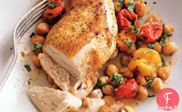 Poitrines De Poulet Rôties Avec Haricots Garbanzo, Tomates Et Paprika