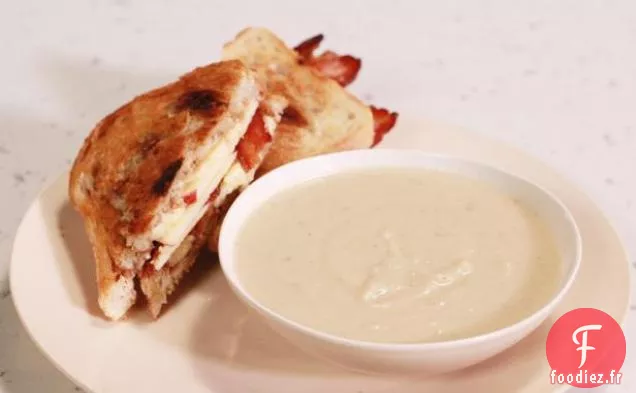 Soupe Crémeuse aux Pommes et aux Racines de Céleri avec Sandwich au Cheddar Grillé, Bacon et Moutarde au Miel aux Pommes