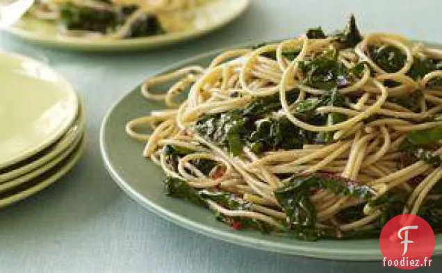Spaghettis À L'Ail Et À L'Huile Avec Des Légumes Verts