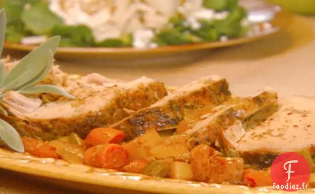 Longe de Porc Parmesan-Sauge Mijotée et Salade de Cresson aux Poires Tranchées, Fromage de Chèvre et Pignons de Pin Grillés