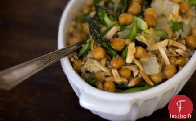 Dix Minutes D'Asperges Savoureuses Et De Riz Brun