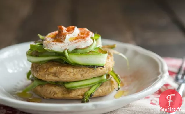 Gâteaux Aux Pois Chiches Aux Asperges Rasées Et Au Yogourt