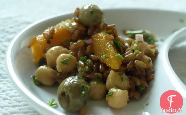 Olives Infusées Au Cumin Dans Une Salade De Haricots Garbanzo De Seigle Aux Oranges