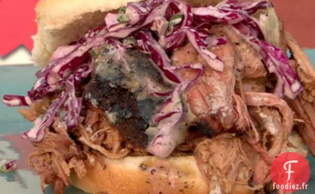 Sandwich au Porc Effiloché avec Sauce au Vinaigre de Poivre Noir et Salade de Chou à l'Oignon Vert