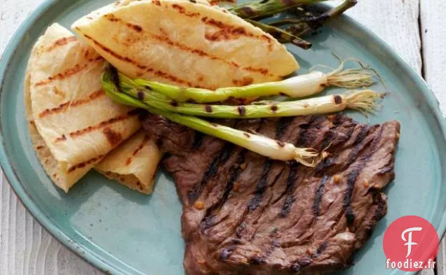 Steak de Jupe Marinée à la Coréenne avec Oignons Verts grillés et Tortillas Chaudes