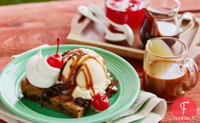 Sundae à la Crème Glacée au Caramel aux Pépites de Chocolat