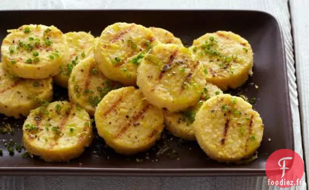 Galettes de Polenta de Pois Chiches grillés à l'Huile de Ciboulette et au Citron