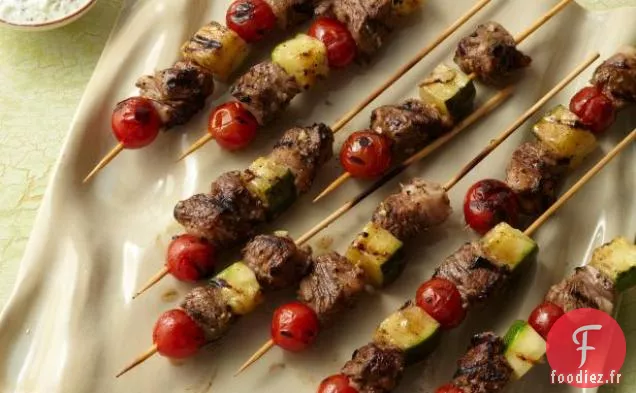 Brochettes d'Agneau Grillées avec Tomates, Courgettes et Sauce au Yogourt