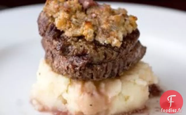 Filet Mignon en Croûte de Fromage Bleu avec Sauce au Porto