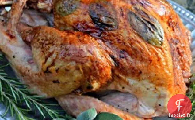 Dinde Rôtie Badigeonnée à l'Érable et Sauce aux Canneberges