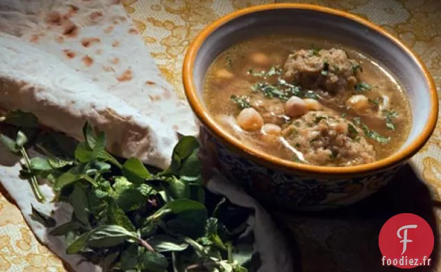 Gundi (soupe de boulettes de pois chiches et de poulet)