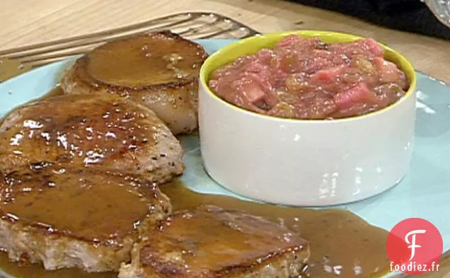 Côtelettes de Porc Sautées avec Sauce à la Poêle aux Baies de Xérès, Chutney de Rhubarbe