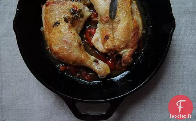 Poulet Sous Une Brique Avec Des Poivrons Marinés