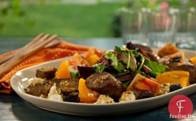 Saucisse d'Agneau Grillée au Fromage de Chèvre, Tomates Anciennes, Olives et Herbes