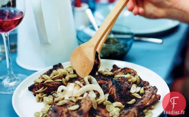 Poulet Saumuré aux Olives avec Oignons Grillés et Huile de Paprika