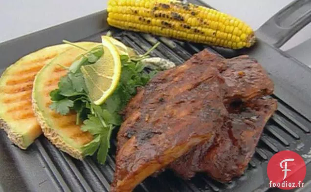 Côtes Levées de Rory avec Maïs Grillé, Cantaloup et Salade d'herbes Fraîches