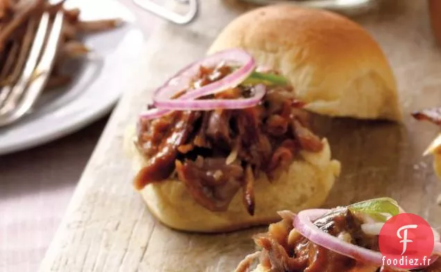 Curseurs de Porc Effiloché avec Sauce BBQ à la Moutarde et Oignons Marinés