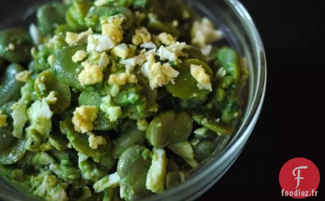 Salade De Fèves Avec Vinaigrette Au Basilic Et Œuf Émietté