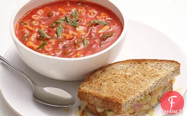 Soupe De Tomates Fraîches Au Fromage Grillé