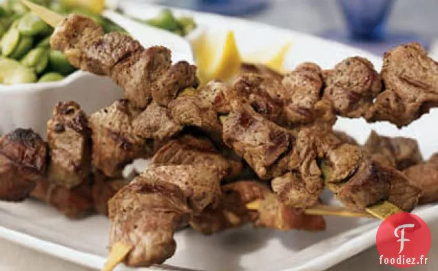 Brochettes d'Agneau Grillées avec Salade de Fèves Chaudes