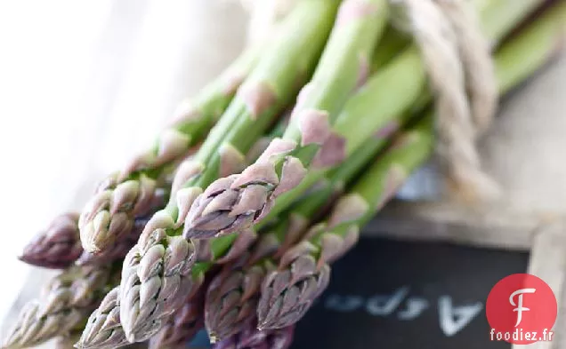 Salade D'Orge De Printemps Au Jambon Au Cidre de Mélasse Tiède Avec Rouleaux De Rumpy