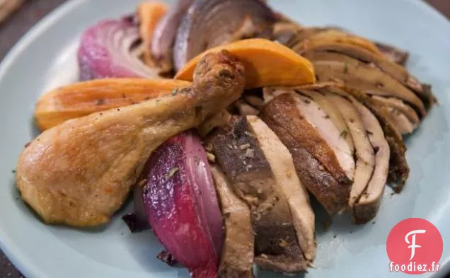 Poulet Entier Farci au Portobello Mariné avec Patates Douces Rôties et Oignon Rouge