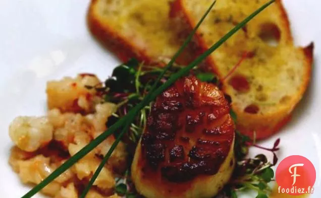 Pétoncles Poêlés sur des Micro-Légumes Verts avec Vinaigrette à l'Estragon Orange et Homard Poché au Beurre