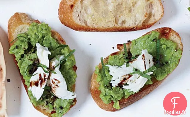 Bruschetta à la Mozzarella et Favas Fraîches Écrasées