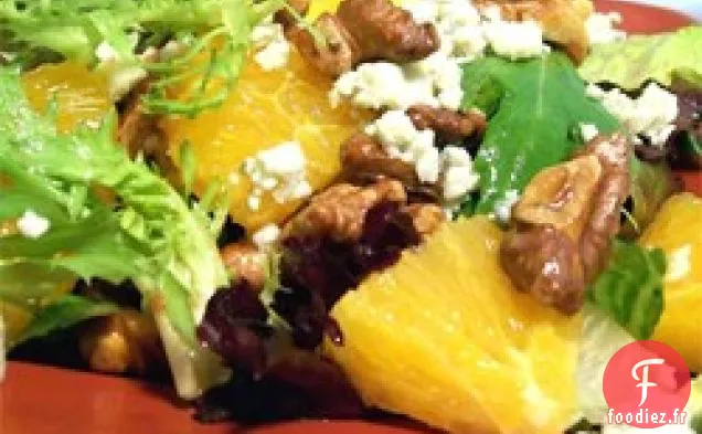 Salade d'Orange, Noix, Gorgonzola et Légumes Verts Mélangés avec Vinaigrette aux Agrumes Frais