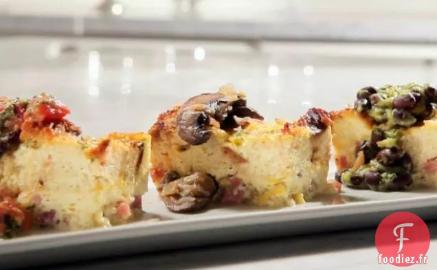 Casserole de Petit-déjeuner Savoureuse avec un trio de Garnitures: Confiture de Champignons et d'Oignons, Tomate et Pesto et Salsa de Haricots Noirs à l'Avocat