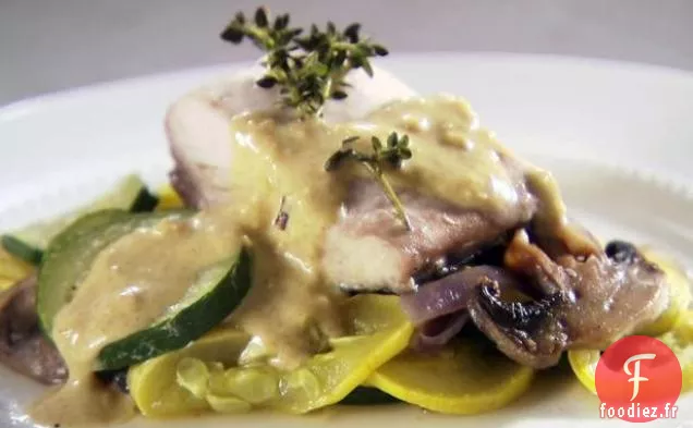 Mahi Mahi cuit à la vapeur avec des Légumes et une sauce à la Moutarde à l'Ail