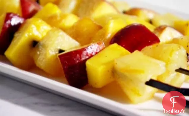 Brochettes de Fruits Grillés avec Sauce au Yogourt Sucré