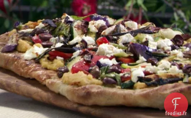 Pizza Grillée avec Houmous Épicé, Légumes, Fromage de Chèvre et Olives Noires