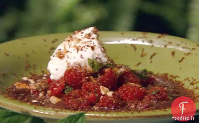 Soupe au Chocolat avec Salade de Framboises et de Noisettes