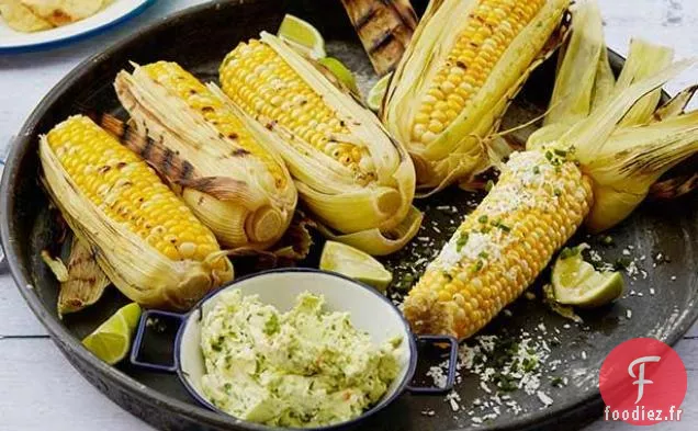 Maïs Grillé en Épi avec Beurre à l'Ail, Citron Vert Frais et Fromage Cotija