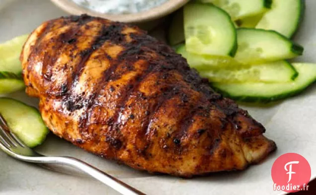 Poulet aux Épices des Bahamas avec Sauce au Yogourt et à la Coriandre