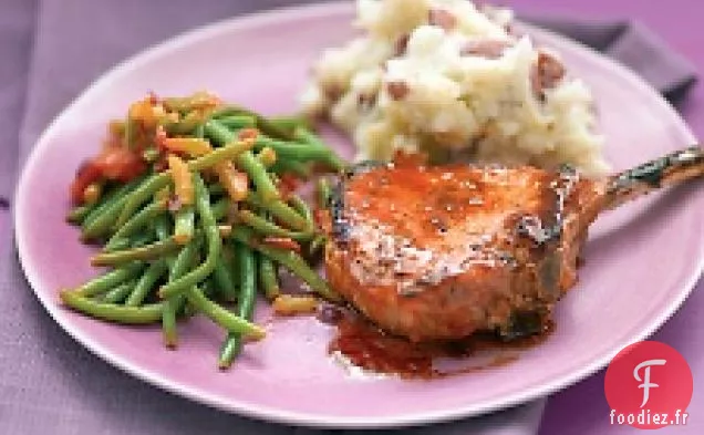 Côtelettes De Porc Glacées Avec Pommes De Terre Écrasées Et Haricots Verts Cuits