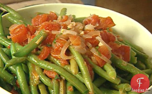 Haricots Verts sautés avec Tomates et Basilic servis avec Chips de Parmesan