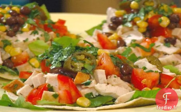 Tostada de Poulet au Maïs, Jalapenos Marinés et Haricots Noirs