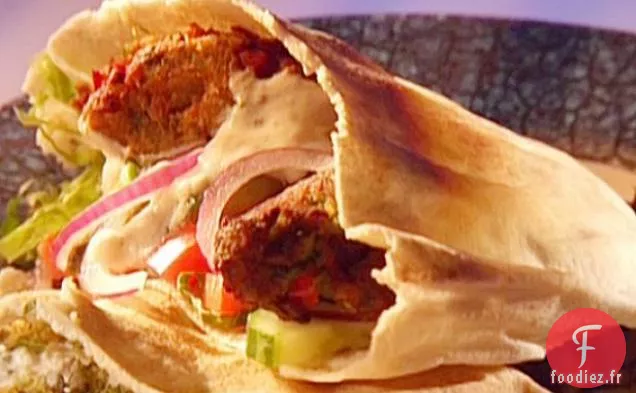 Falafel au Pita avec Sauce au Yogourt