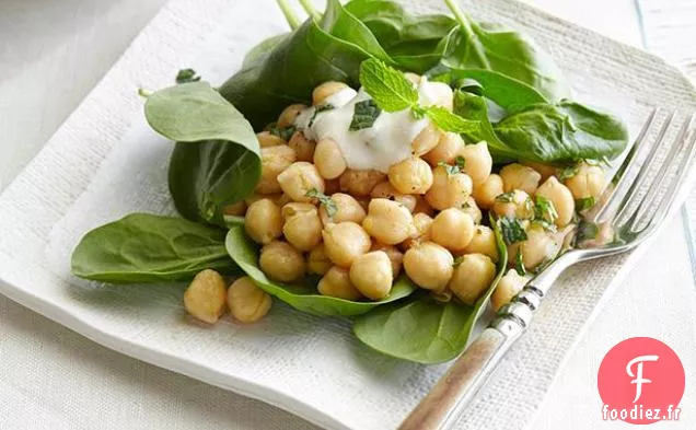 Salade de Pois Chiches et Épinards avec Vinaigrette au Cumin et Sauce au Yogourt