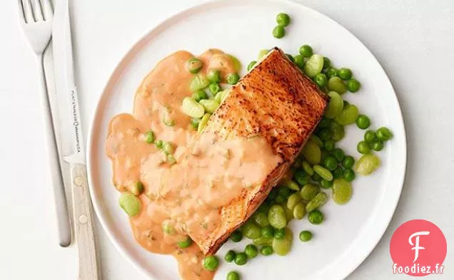 Saumon Grillé À La Sauce À La Crème De Tomates